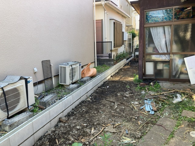 東京都世田谷区宮坂の万年塀撤去、ブロック新設工事中の様子です。